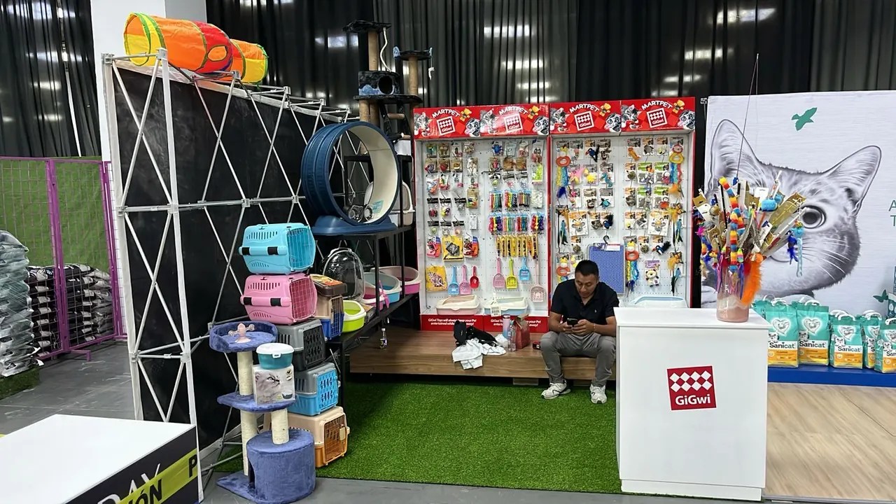 Stand de MARTPET en feria con exhibidores GiGwi, transportadoras, rascadores y areneros para gatos