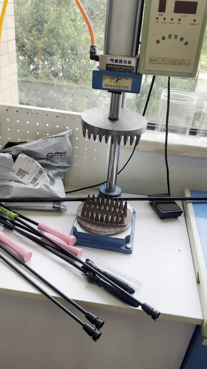 Máquina de prueba de mordida con punzones sobre un juguete